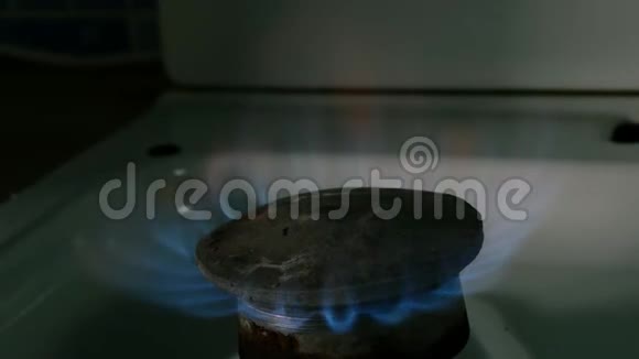 天然气燃烧从旧炉炉顶点火在家庭厨房用火焰丙烷气体或甲烷烹饪视频的预览图
