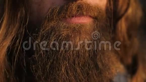 长长的胡须和头发视频的预览图