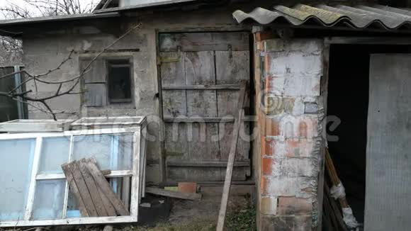 陈旧的废弃砖棚旧农场或农村后院有破损和风化的结构和破碎的门视频的预览图