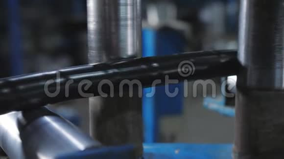 生产电缆的工厂用绝缘材料覆盖铜电缆视频的预览图