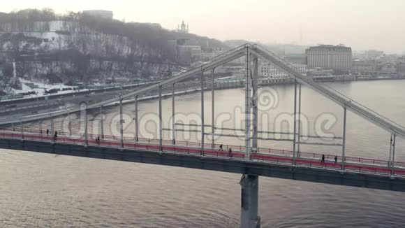 红色人行天桥横跨Dn尼昂pro视频的预览图