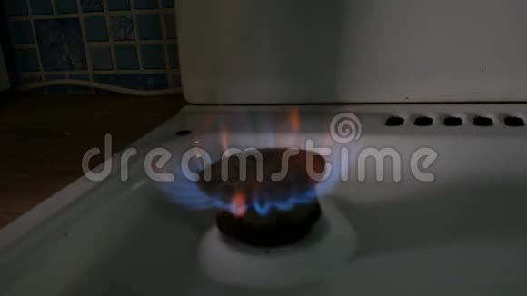 天然气燃烧从旧炉炉顶点火在家庭厨房用火焰丙烷气体或甲烷烹饪视频的预览图