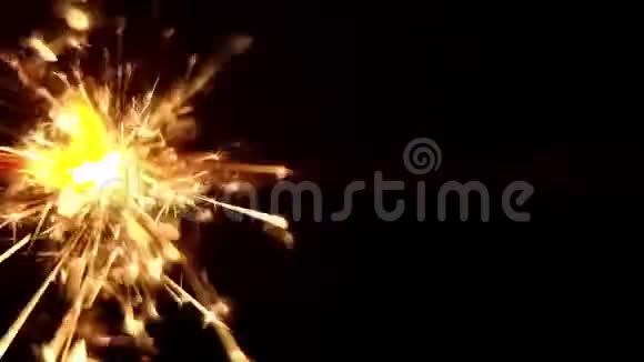 在一个大镜头里燃烧着闪闪发光的蜡烛视频的预览图