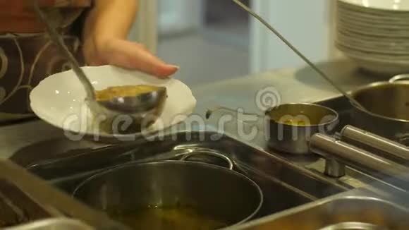 在食堂煮汤视频的预览图
