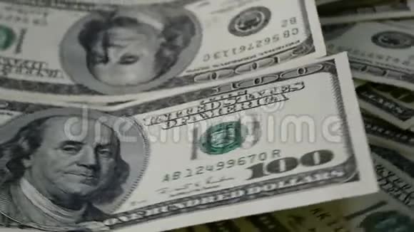 很多钞票百美元钞票正面朝上圆圈旋转财务背景视频的预览图