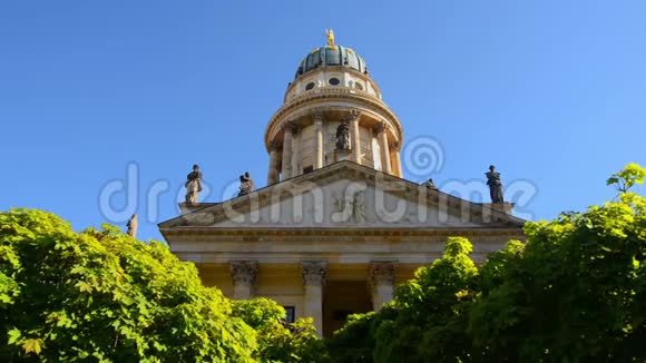 柏林德国5月26日2017年正面观看法国大教堂与公园树在蓝天背景视频的预览图