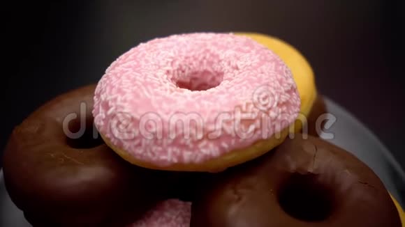 在盘子里挑选美味的甜甜圈视频的预览图