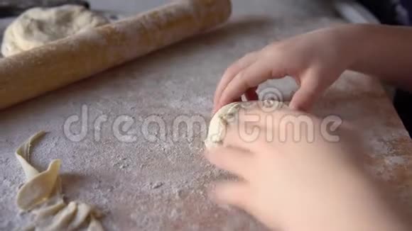 小女孩用土豆泥雕刻馅饼手工自制蛋糕视频的预览图