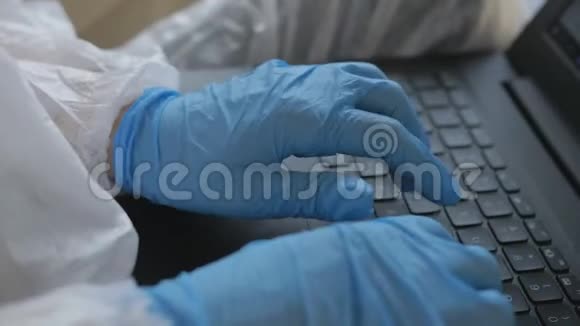 在家工作的女士在检疫期间穿着防护服和手套在家工作视频的预览图