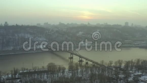 鸟瞰图横跨DnNpro的桥梁和基辅人民友谊拱门视频的预览图