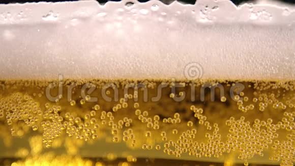 一杯啤酒背景特写视频的预览图