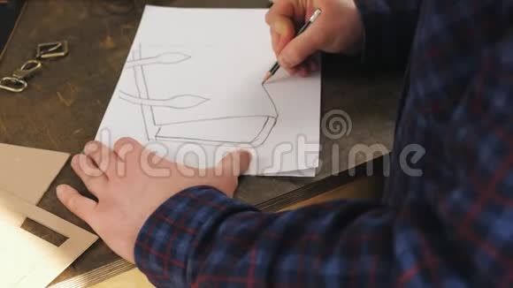 柯里尔在车间工作前画一个素描皮袋用于皮肤的生产视频的预览图