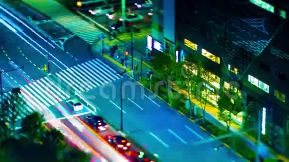 东京市区一条倾斜倾斜的街道上的一个夜晚视频的预览图