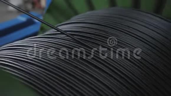 工业电缆生产把电缆卷到卷筒上视频的预览图
