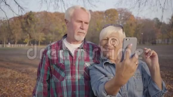 积极成熟的白种人夫妇在秋季公园自拍快乐的现代欧洲家庭视频的预览图