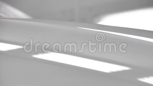 白色的汽车站在一个喷雾亭里上面覆盖着一层透明的薄膜准备好画画了视频的预览图