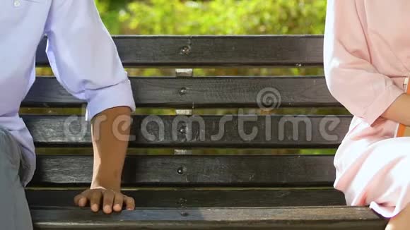 害羞的学生坐在公园的长凳上试图熟悉初恋视频的预览图