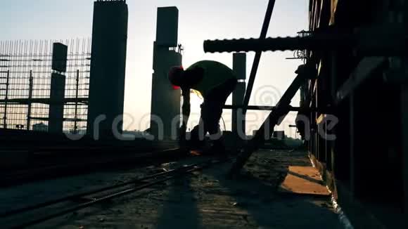 建筑工地与工程师焊接金属阀杆视频的预览图
