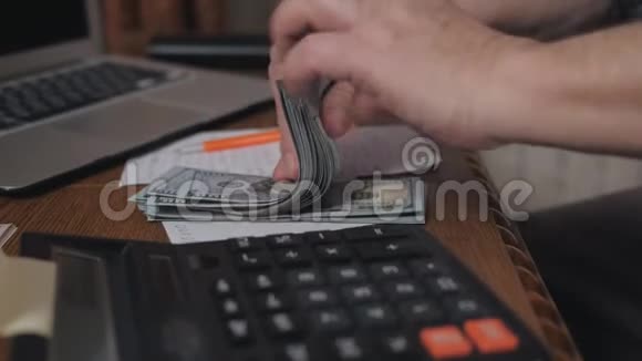 一位老年退休老人的近手相信美元钞票视频的预览图