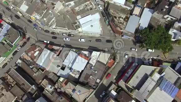道路交叉口和街道区域上方视频的预览图