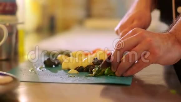 厨板上用刀切和切菜视频的预览图