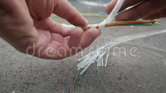 用于连接光缆的光纤拼接工具机视频的预览图
