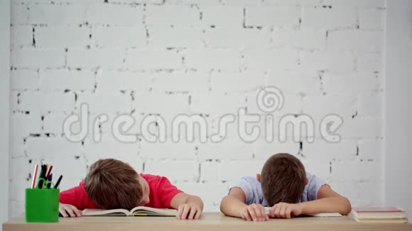 小学生在课堂上睡觉视频的预览图