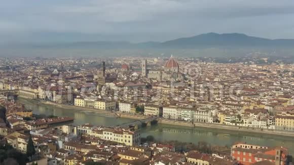 日出时佛罗伦萨的空中全景佛罗伦萨意大利托斯卡纳大教堂河流无人驾驶的品脱景观群山环绕视频的预览图