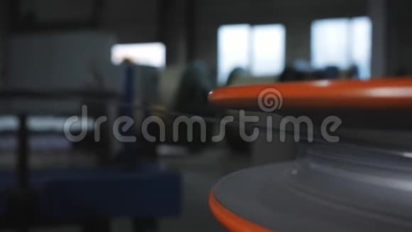在工厂设备中用拉丝的方法绘制的铝线的特写电力电缆的制造视频的预览图