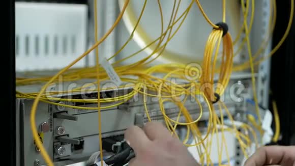 服务器机房的网络工程师负责光学贴片线和光学模块视频的预览图