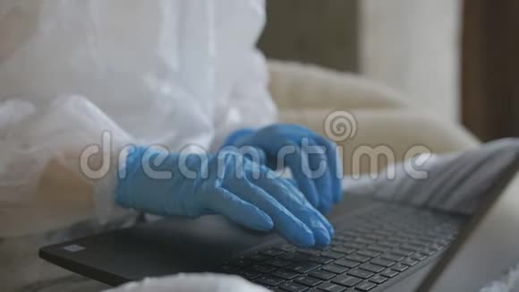在家工作的女人穿着防护服戴着手套在隔离期间特写视频的预览图