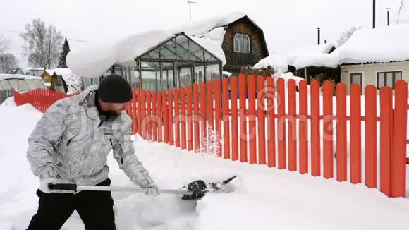 人用铲子扔雪视频的预览图