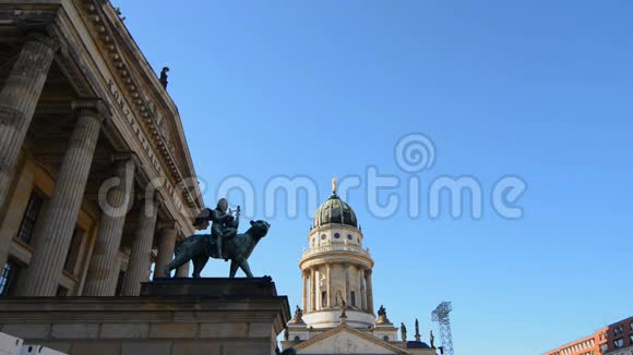 柏林德国2017年5月26日Konzerthaus音乐厅纪念碑和法国大教堂在蓝色背景下视频的预览图