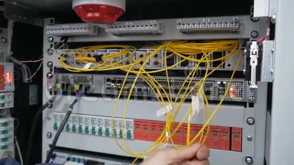带有光缆的服务器机房的网络工程师视频的预览图