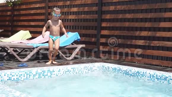 小男孩跳进游泳池孩子玩得开心学游泳视频的预览图