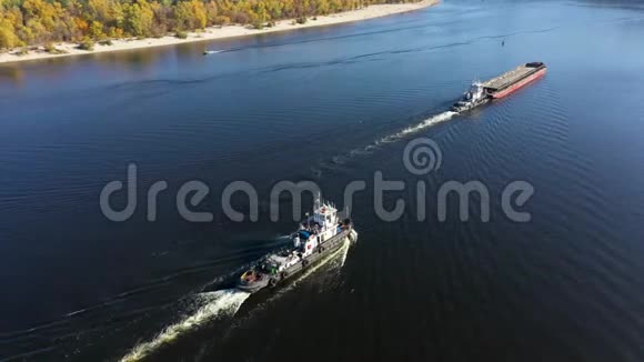 不同类型的水运输漂浮在河中视频的预览图