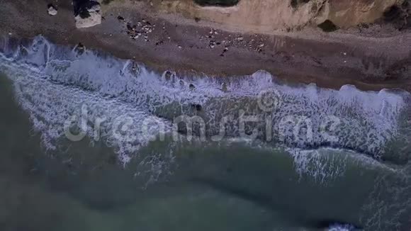 在海滩上的高空观浪视频的预览图