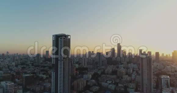在以色列中东城市特拉维夫上空日落时的鸟瞰图现代城市景观的天际线景观视频的预览图