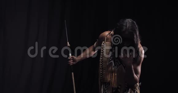 悲伤的美洲印第安人头朝下穿着传统的衣服视频的预览图