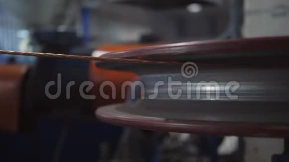 在工厂设备中用拉丝的方法绘制的铜线的特写电力电缆的制造视频的预览图