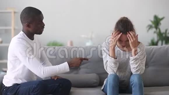 控制非裔美国人丈夫的虐待白人妻子视频的预览图