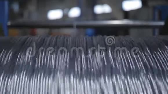 工业电缆生产铝线滑轮滚动视频的预览图