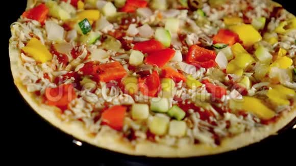 提供新鲜蔬菜的素食披萨视频的预览图
