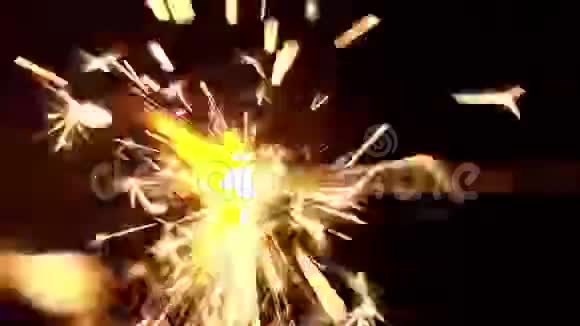 在宏观镜头中燃烧火花蜡烛视频的预览图