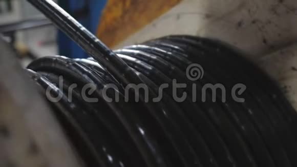 卷筒上电缆的铝绕组电力电缆的生产视频的预览图