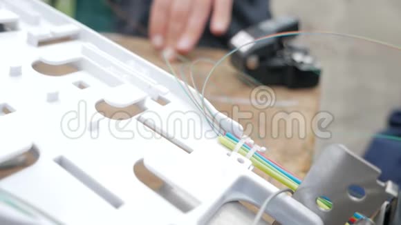 一名男子插入光纤集线器电缆视频的预览图