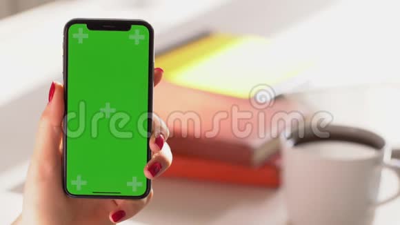莫斯科2020年1月15日商界女性使用智能手机观看绿屏手机浏览色度键视频的预览图