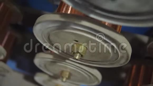 电缆电线生产和机器在工厂用铜线旋转在专用设备上的线圈视频的预览图