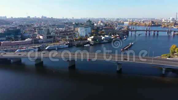 基辅市沿波迪勒附近的哈文斯基桥交通视频的预览图