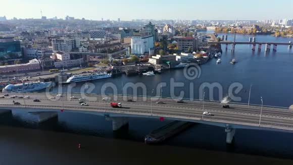 货物驳船在哈文斯基桥下航行桥上的城市交通视频的预览图